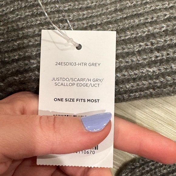 Gray Ribbed Scalloped Edge Scarf - Picture 5 of 5